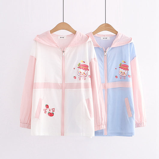 Chamarra Hoodie Estilo Universitario con Estampado de Fresas y Protección Solar