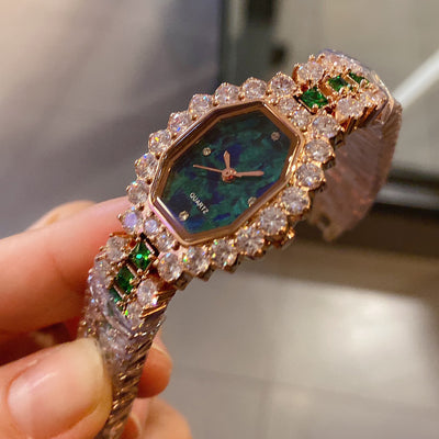 Reloj Elegante Barril de Vino Diamante Completo Verde - Image 8