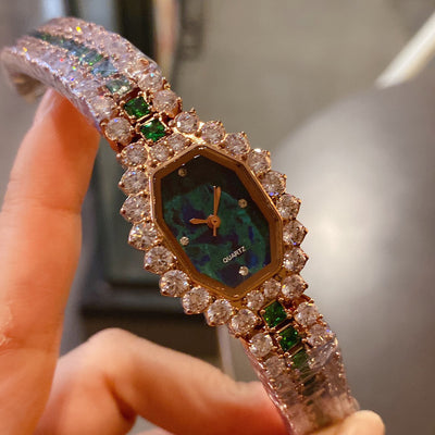 Reloj Elegante Barril de Vino Diamante Completo Verde