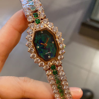Reloj Elegante Barril de Vino Diamante Completo Verde - Image 4