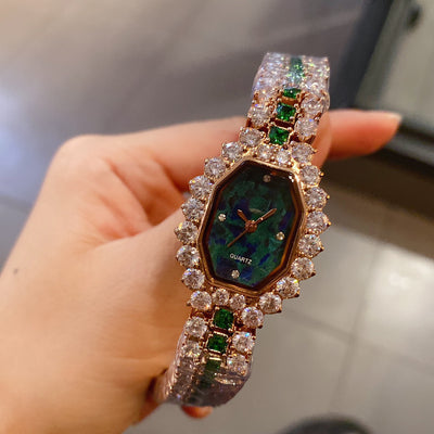 Reloj Elegante Barril de Vino Diamante Completo Verde - Image 3