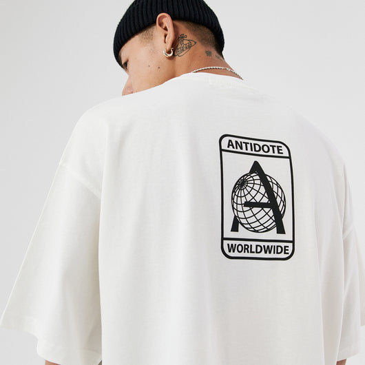 Camiseta Manga Corta con Estatuilla Dorada e Impresión de Ángel - Image 3