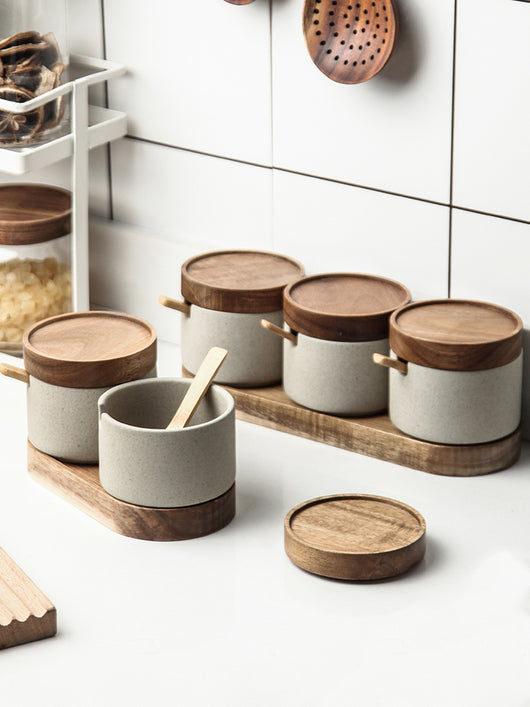 Juego de Tres Piezas de Cerámica para Condimentos con Bandeja de Madera de Acacia - Image 8