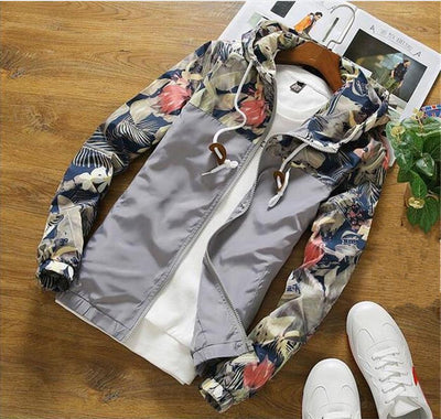 Chaqueta Deportiva Camuflada con Capucha y Detalles en Contraste - Image 6