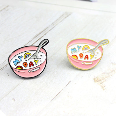 Broche Decorativo Cuenco de Leche con Gotitas - Diseño Adorable y Alegre - Image 2