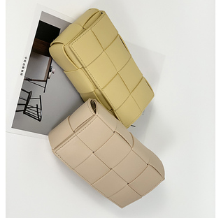 Bolsa Cuadrada Pequeña de Cuero Tejido Púrpura Taro para Cintura - Image 4