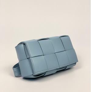 Bolsa Cuadrada Pequeña de Cuero Tejido Púrpura Taro para Cintura - Image 10