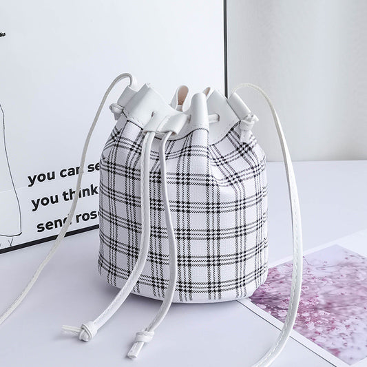 Bolso de Hombro Tipo Cubo con Diseño Cuadriculado y Cordón Ajustable