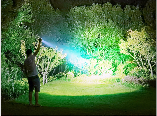 Linterna LED Recargable de Alto Rendimiento con Zoom y Pantalla Digital - Image 2
