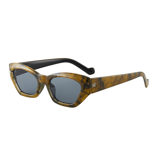 Retro cat-eye sunglasses with a tortoiseshell frame and brown lenses, perfect for a fashionable look. - Image 8