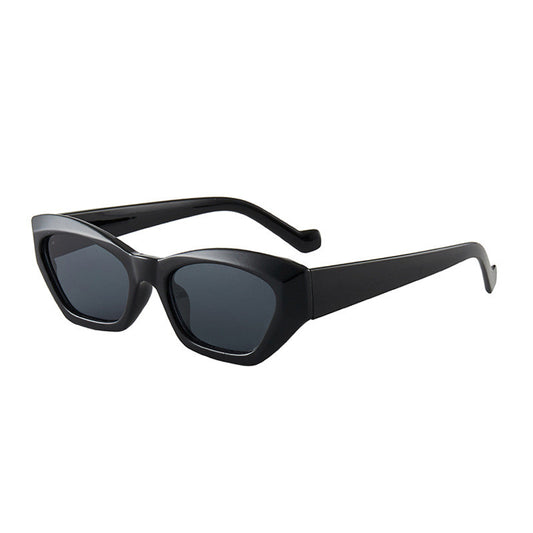 Retro cat-eye sunglasses with a tortoiseshell frame and brown lenses, perfect for a fashionable look. - Image 2
