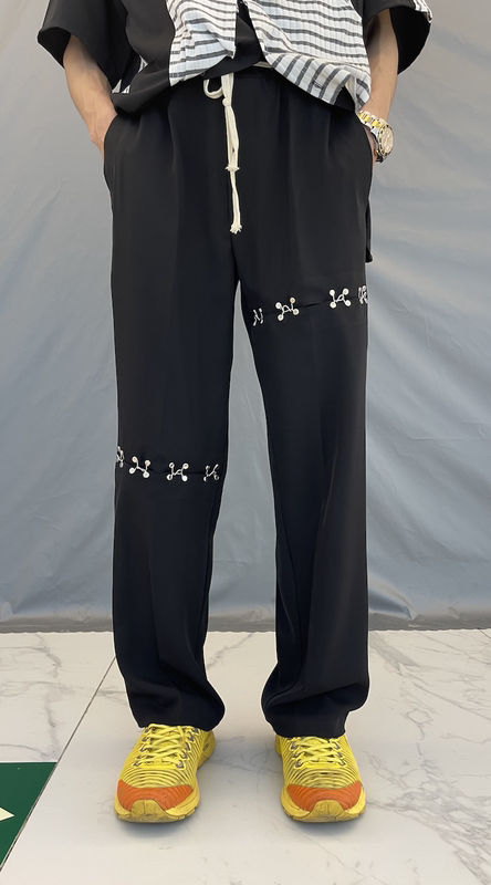 Pantalones Rectos Talla Grande con Cinturón Metálico y Pierna Ancha - Image 11