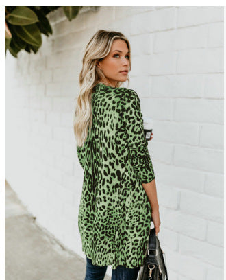 Abrigo Leopardo con Escote V y Botones - Image 4