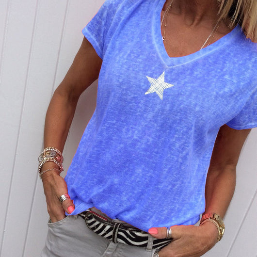 Remera Estampada Escote V Estrella de Cinco Puntas para Mujer - Image 3