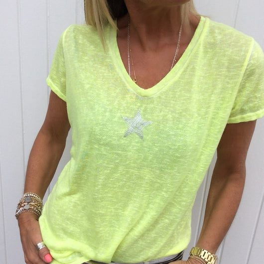Remera Estampada Escote V Estrella de Cinco Puntas para Mujer - Image 10
