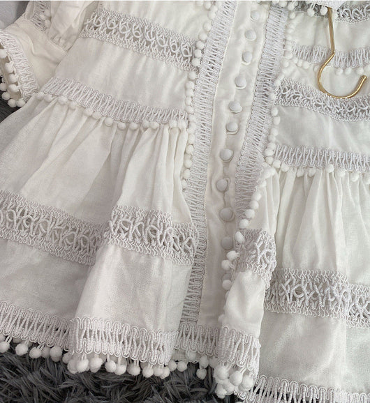 Vestido Corto con Cintura Hueca y Detalles de Encaje Calado - Image 5