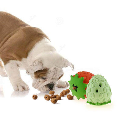 Juguete Pelota Interactiva Resistente para Perros - Diseño Fresa con Dispensador - Image 2