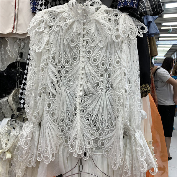 Blusa Elegante Cuello Alto con Mangas Farol, Volantes y Encaje Bordado Calado