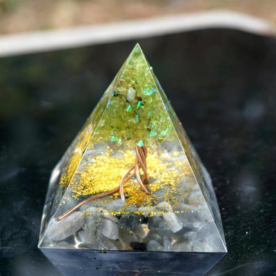 Pirámide de Cristal Natural Blanco con Resina Epoxi - Adorno Decorativo Artesanal - Image 8