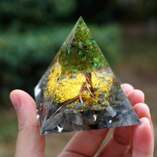 Pirámide de Cristal Natural Blanco con Resina Epoxi - Adorno Decorativo Artesanal