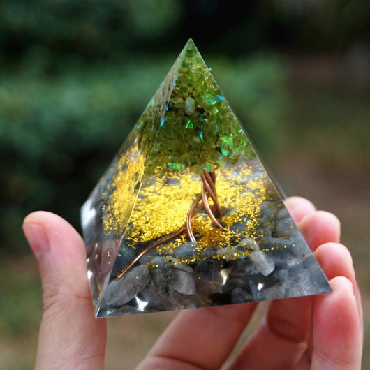 Pirámide de Cristal Natural Blanco con Resina Epoxi - Adorno Decorativo Artesanal