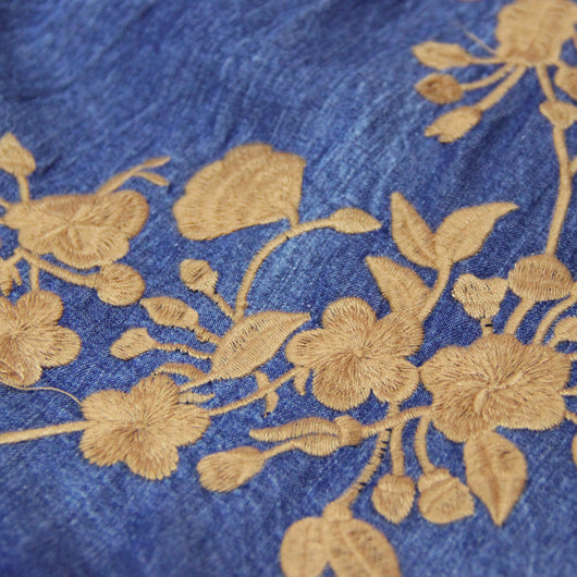 Vestido Denim con Cuello V y Bordados Vintage de Carácter - Image 11
