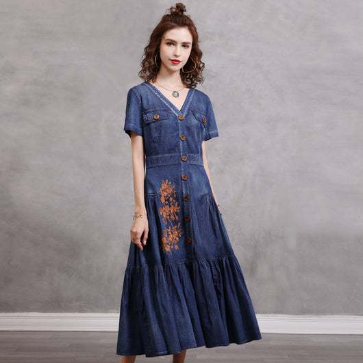Vestido Denim con Cuello V y Bordados Vintage de Carácter