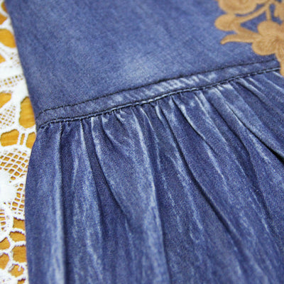 Vestido Denim con Cuello V y Bordados Vintage de Carácter - Image 4