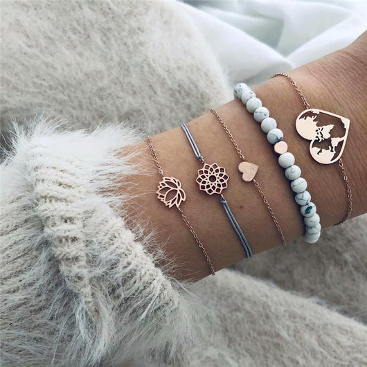 Pulsera de 4 Piezas con Cuentas Huecas de Flor en Cadena - Image 11