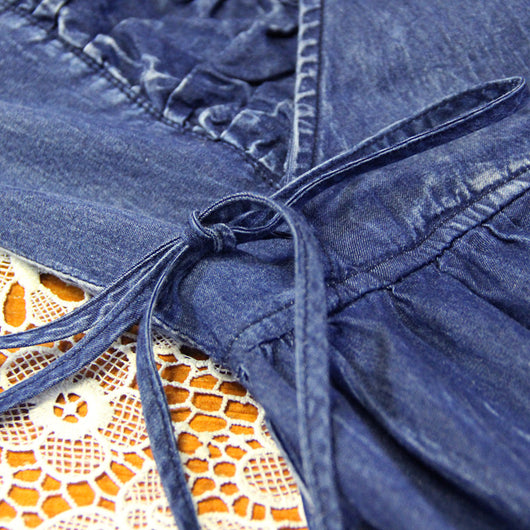 Vestido Denim con Escote en V y Detalle de Corbata - Image 4
