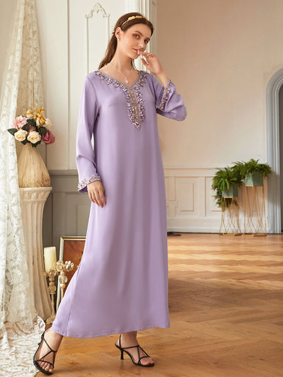 Vestido Turco Púrpura Claro con Detalles Dorados y Cristales de Fantasía - Image 3