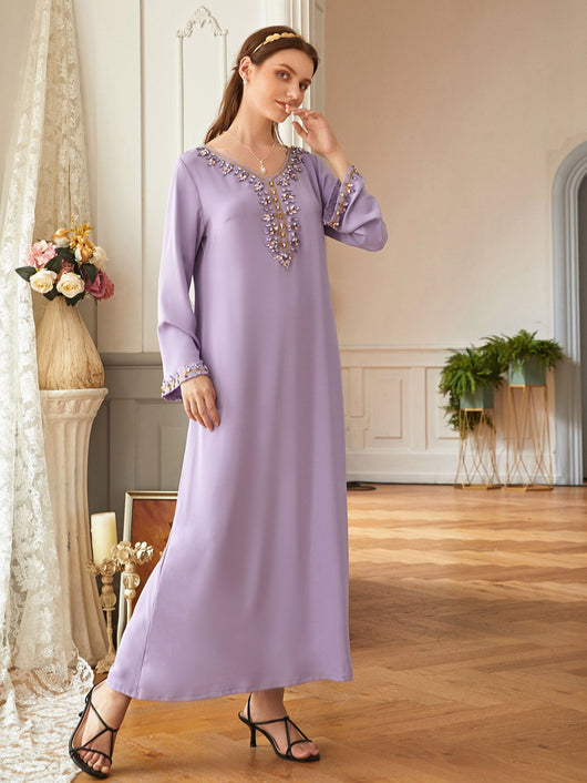 Vestido Turco Púrpura Claro con Detalles Dorados y Cristales de Fantasía - Image 3