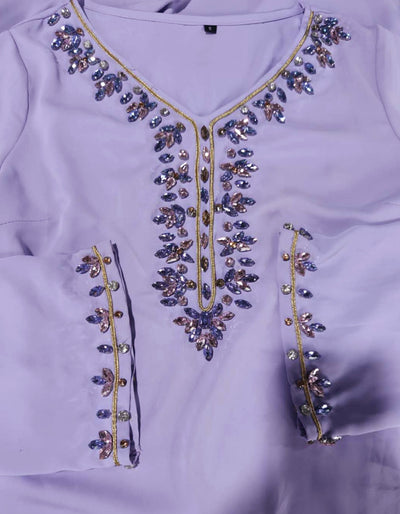 Vestido Turco Púrpura Claro con Detalles Dorados y Cristales de Fantasía - Image 6