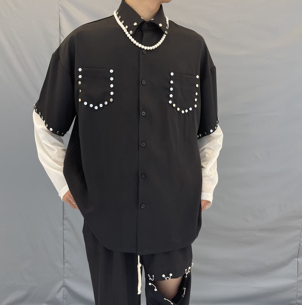 Playera Punk Rock Negra con Remaches y Drapeado Transpirable - Image 4
