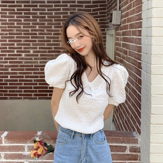 Blusa Estilo Coreano con Cuello de Muñeca Enjoyado y Mangas Abullonadas - Image 9