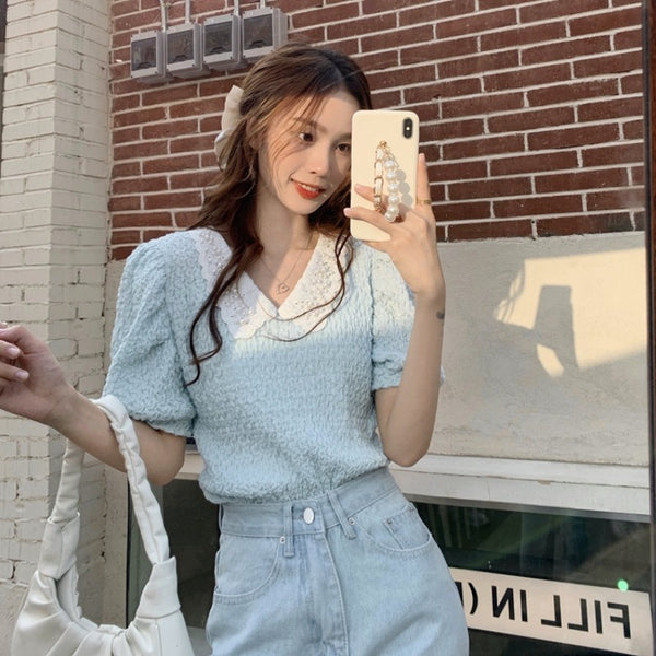 Blusa Estilo Coreano con Cuello de Muñeca Enjoyado y Mangas Abullonadas