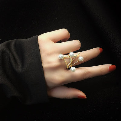 Anillo de Moda con Símbolo de Cruz y Perlas Estilo Revista - Image 10