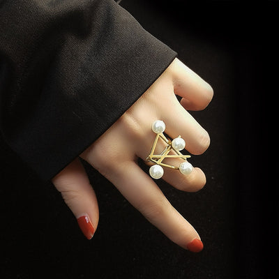 Anillo de Moda con Símbolo de Cruz y Perlas Estilo Revista - Image 7