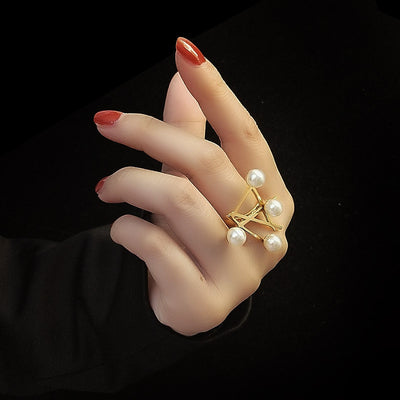 Anillo de Moda con Símbolo de Cruz y Perlas Estilo Revista