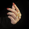 Anillo de Moda con Símbolo de Cruz y Perlas Estilo Revista