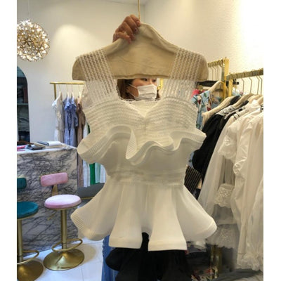 Blusa Elegante de Encaje con Hombros Descubiertos y Detalle de Volantes