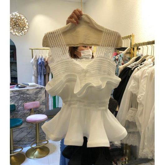 Blusa Elegante de Encaje con Hombros Descubiertos y Detalle de Volantes