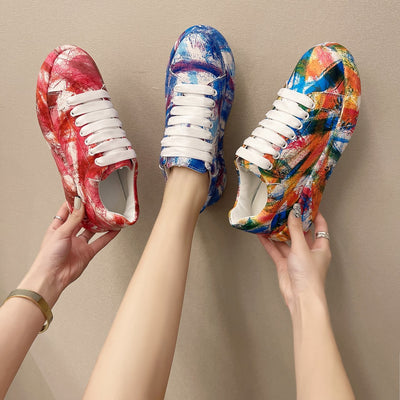 Zapatillas Blancas con Diseño Graffiti Pintado para Mujer - Image 2