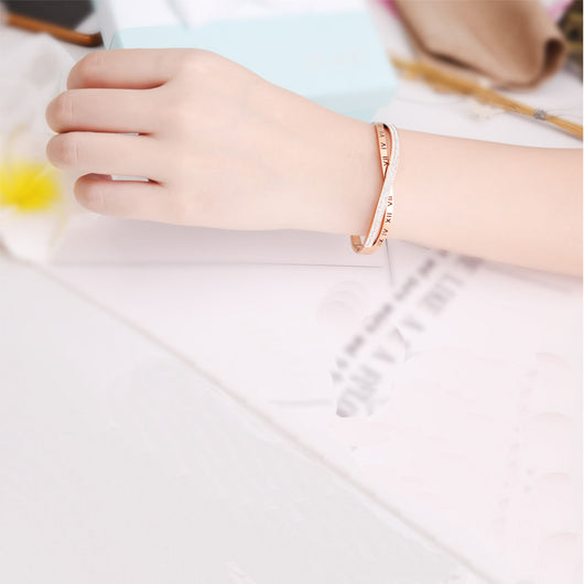 Pulsera de Diamantes con Palabras Romanas para Mujer - Image 4