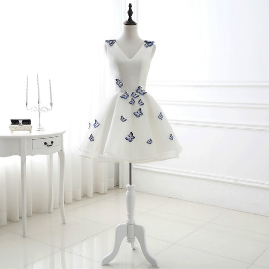 Vestido Mini Blanco con Cuello V y Bordado de Mariposas - Image 2