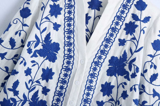 Blusa Retro de Porcelana Azul y Blanco con Bordado Artesanal - Image 5