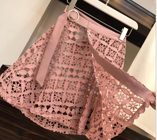 Conjunto Elegante: Camiseta Larga con Falda de Encaje Calado - Image 4