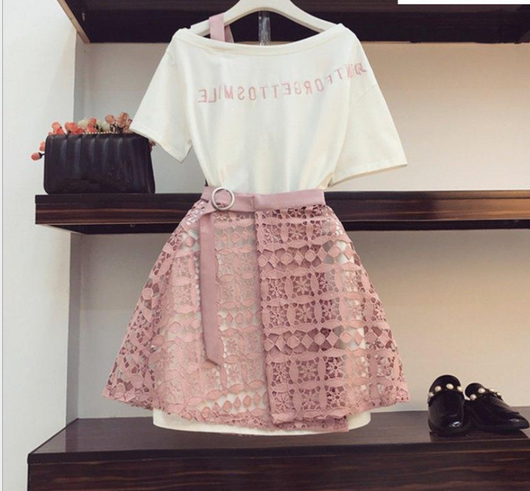 Conjunto Elegante: Camiseta Larga con Falda de Encaje Calado
