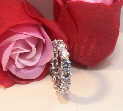 Anillo de Diamante Simulado Apilable y Versátil