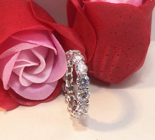 Anillo de Diamante Simulado Apilable y Versátil